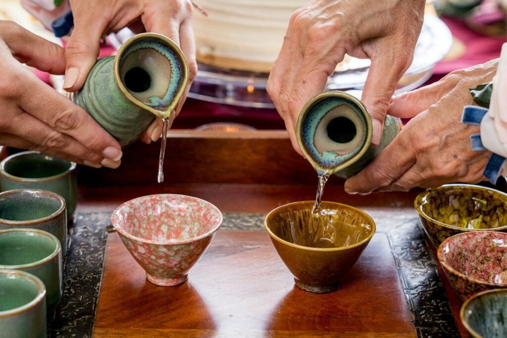 日本酒を注ぐ場面の参考写真。利き酒検定の合格結果画面ではありません