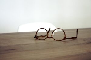 眼鏡の参考写真。2023ふるさとさばえ検定の認定証や実際の出題内容ではありません