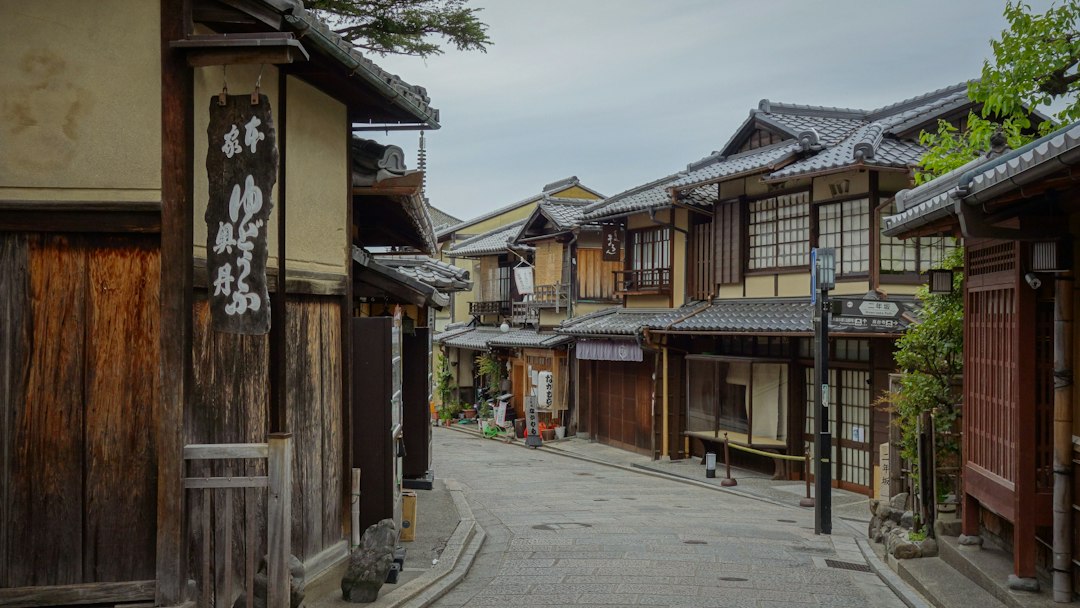 京都の木造建物が並ぶ町並みの参考写真。京町家検定の合格認定書ではありません