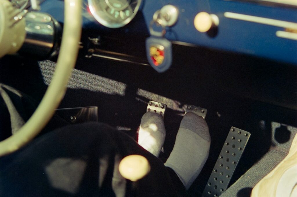 自動車の運転席の参考写真。くる検カーライフ検定の合格証ではありません