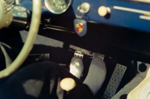 自動車の運転席の参考写真。くる検カーライフ検定の合格証ではありません